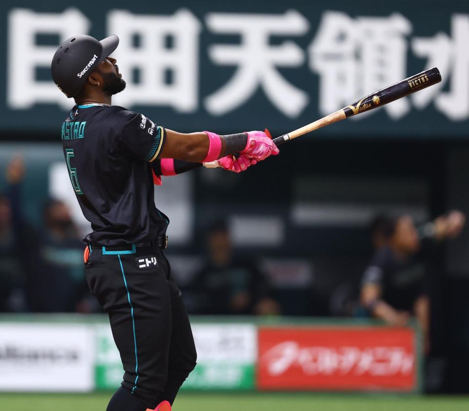 ４回、ソロを放つカストロ（撮影・中島達哉）