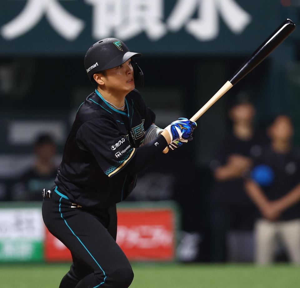 ９回１死二、三塁、適時打を放つ日本ハム・郡司裕也＝みずほＰａｙＰａｙドーム福岡（撮影・中島達哉）