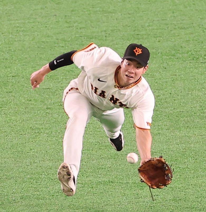 ３回、近本の打球に飛びつく松本（撮影・佐々木彰尚）