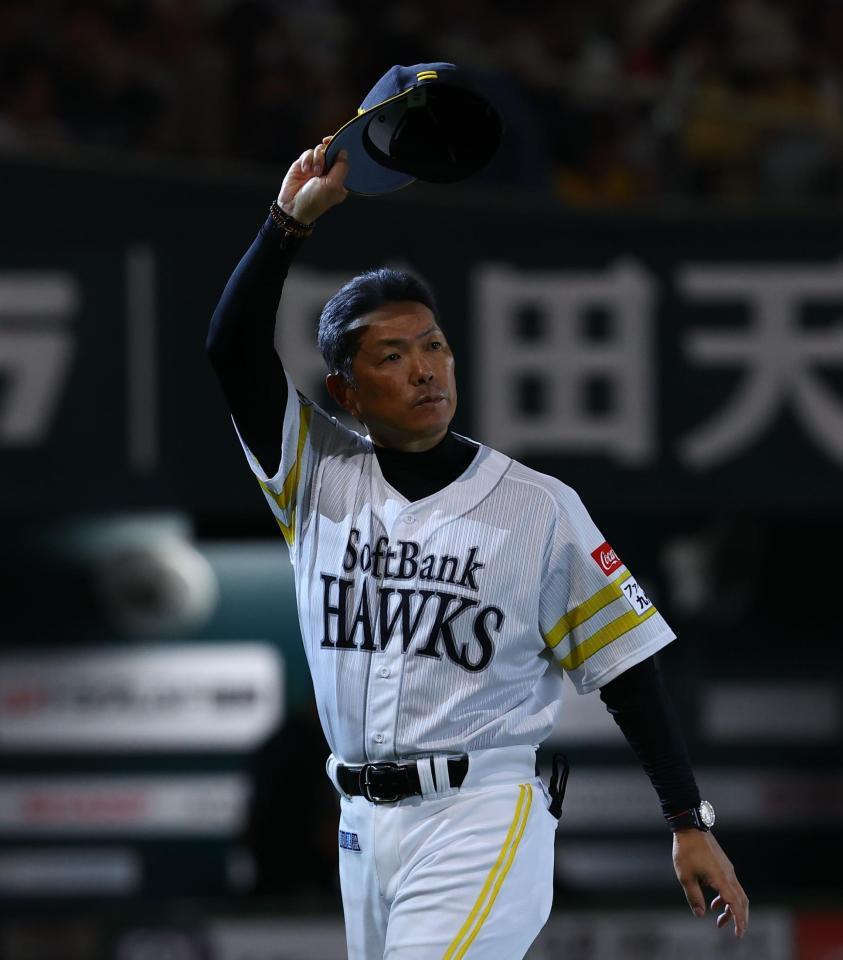 ファンの歓声に応える小久保監督（撮影・中島達哉）