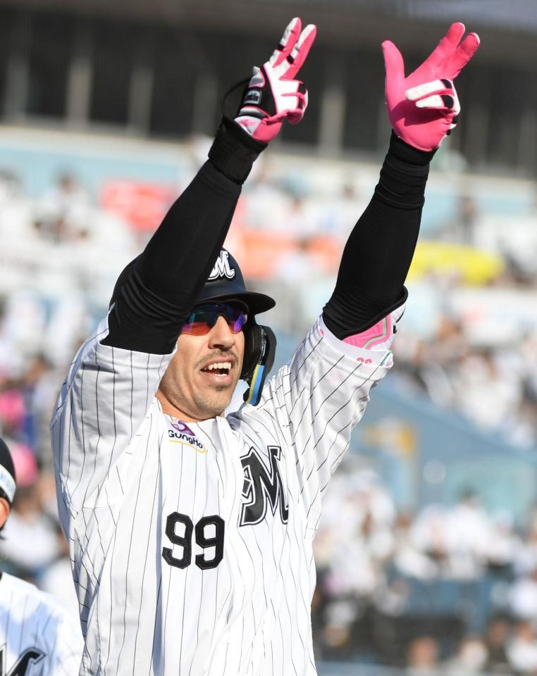 ６回、ソトは左越えに１号２ランを放ち、ガッツポーズを見せる（撮影・佐藤厚）