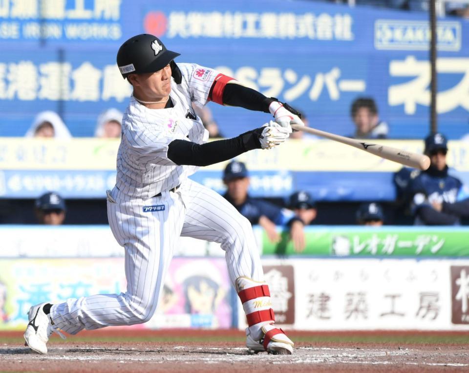 ５回、西川は左前適時打を放つ（撮影・佐藤厚）