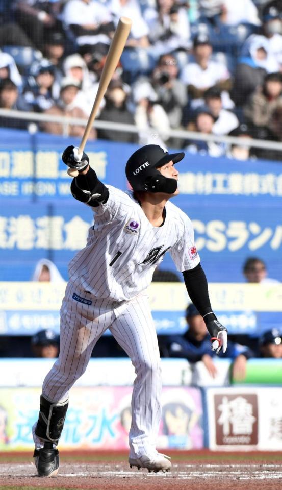 ５回、藤原は右犠飛を放つ（撮影・佐藤厚）