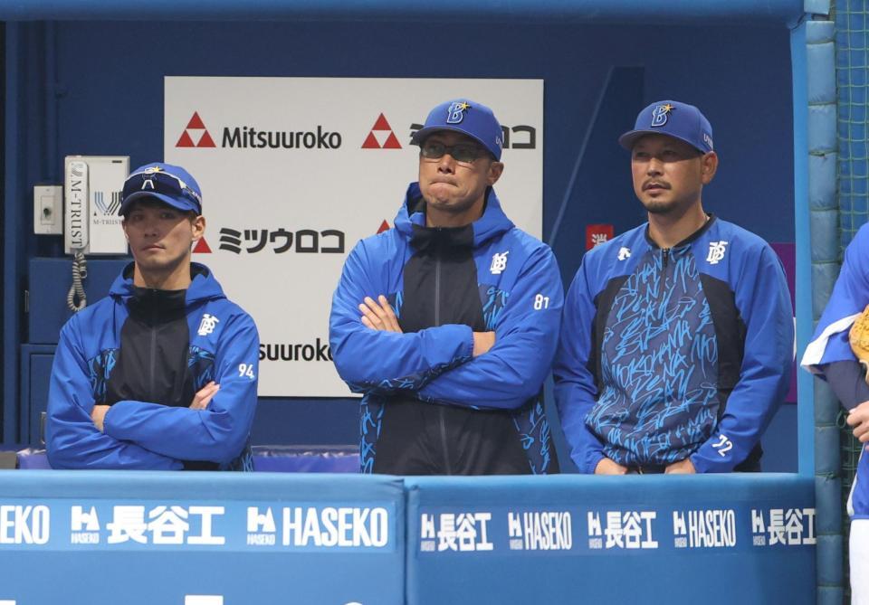 ９回、険しい表情で戦況を見守る相川監督（中央）＝撮影・石井剣太郎