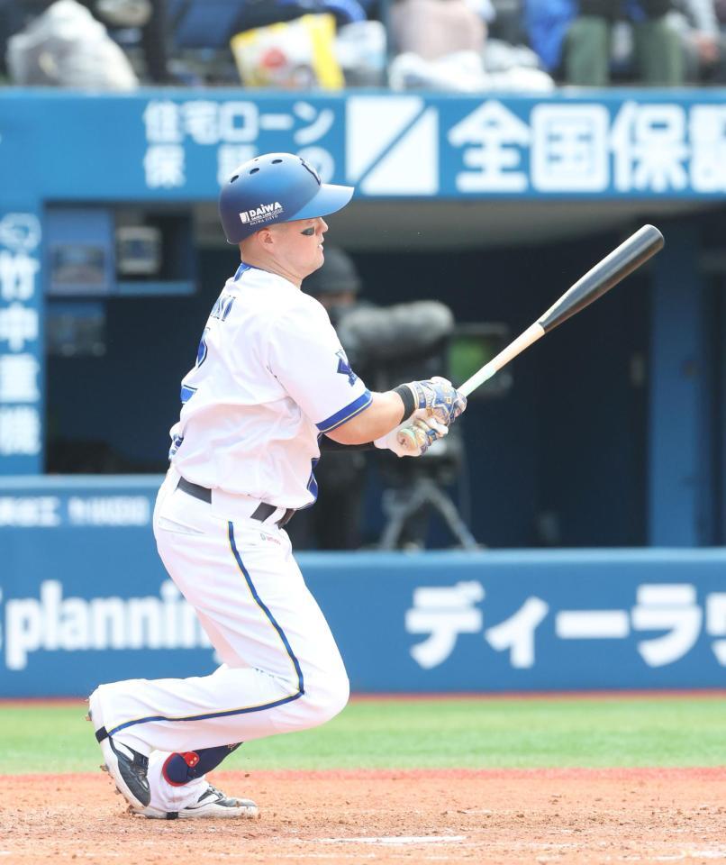 ５回、安打を放つ牧（撮影・石井剣太郎）