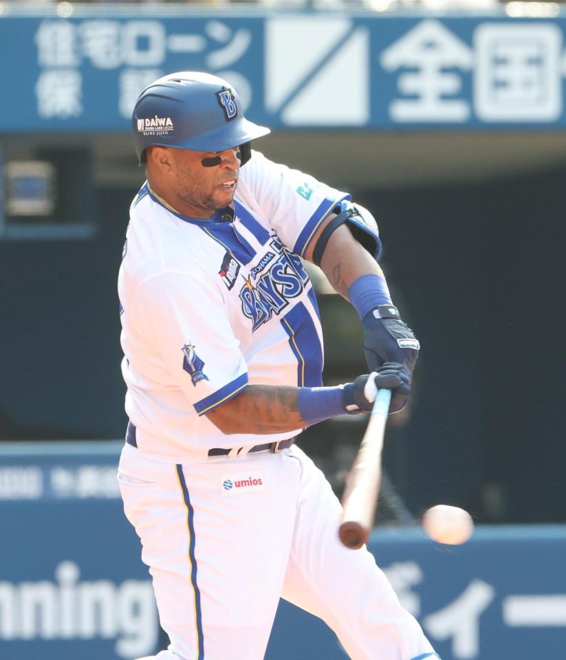 ３回、適時打を放つビシエド（撮影・石井剣太郎）