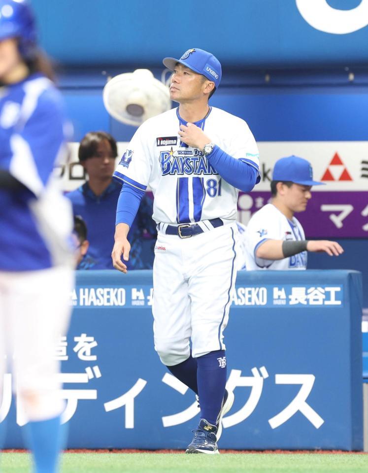 試合に敗れ、ファンにあいさつする相川監督（撮影・石井剣太郎）