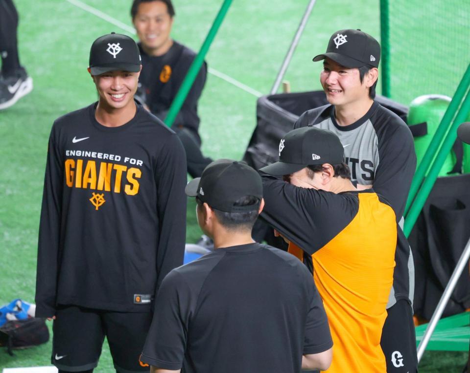 笑顔の山城（左）と竹丸（撮影・金田祐二）