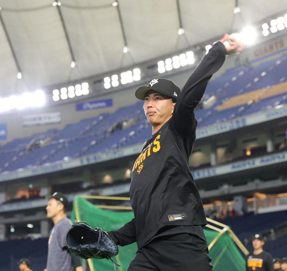 キャッチボールする山城（撮影・西岡正）