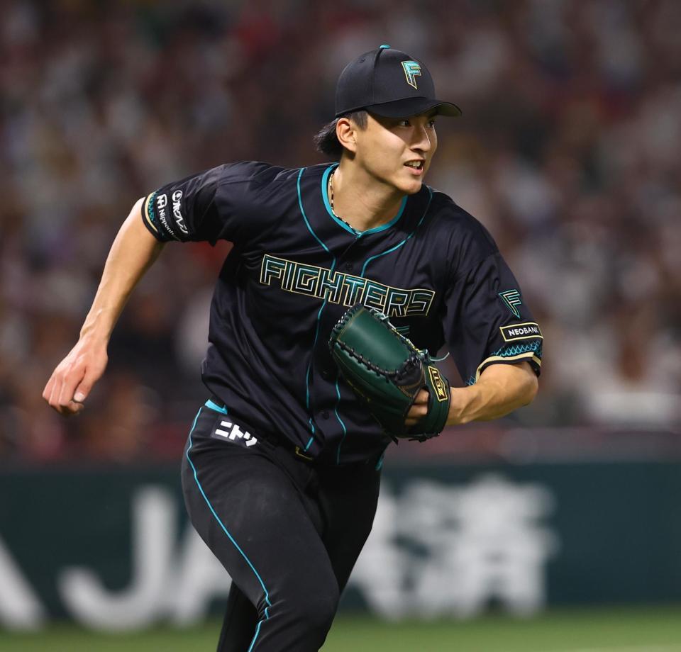 １回、一塁のベースカバーに走る達（撮影・中島達哉）