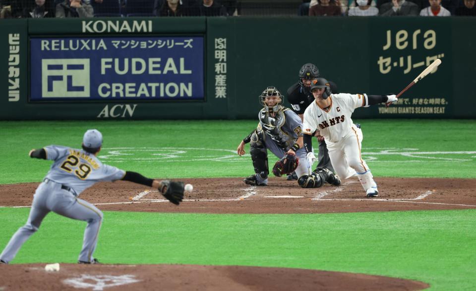 ５回、投手のグラブをはじく安打を放つ岸田（撮影・金田祐二）