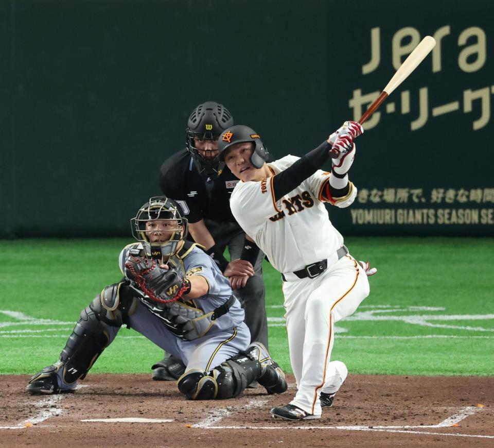 ５回、中前打を放つ坂本（撮影・金田祐二）