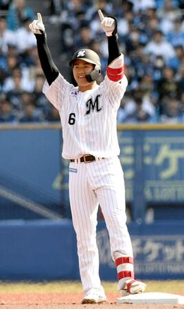 　１回、先制適時二塁打を放ちポーズを決める西川（撮影・佐藤厚）