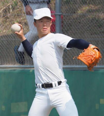 　キャッチボールする吉岡