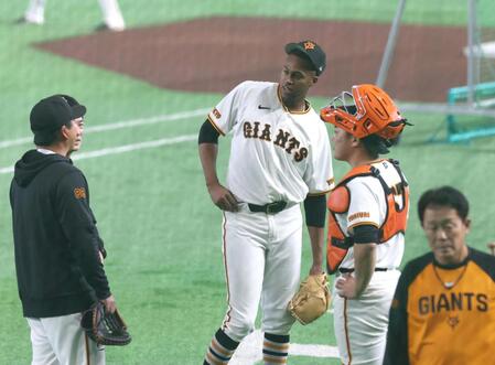 ライブＢＰの登板後、巨人・実松バッテリーコーチ（左）らと話すマルティネス（撮影・佐々木彰尚）