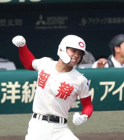 ６回、同点打を放ちガッツポーズする智弁学園・馬場井律稀（撮影・西田忠信）