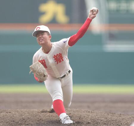 ５回、力投する先発投手の智弁学園・杉本真滉（撮影・中田匡峻）