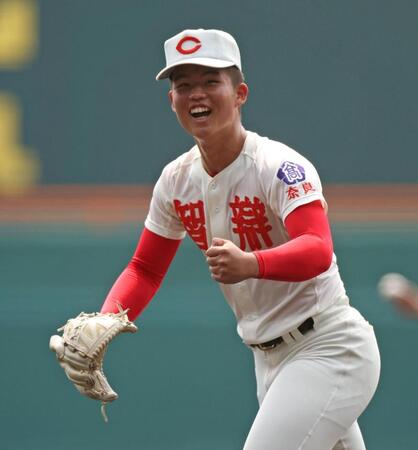 ４回、ピンチをしのぎ拳を握る智弁学園・杉本真滉＝甲子園（撮影・中田匡峻）