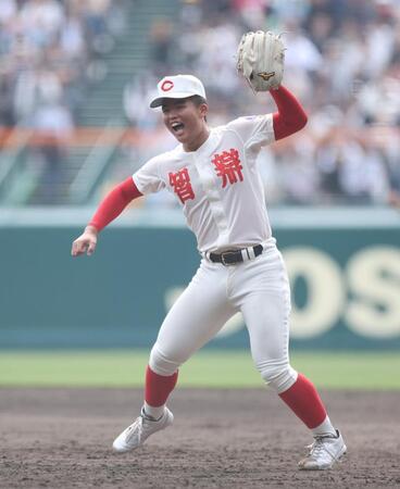 ９回、中京大中京・田中大晴を打ち取り、完投勝利を挙げた智弁学園・杉本真滉（撮影・中田匡峻）