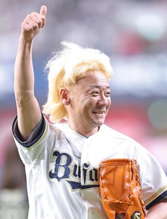 始球式を務め、笑顔を見せる湯川浩司（撮影・立川洋一郎）