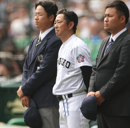智弁学園に敗れ、悔しそうな表情を見せる中京大中京・高橋源一郎監督（中央）＝撮影・中田匡峻