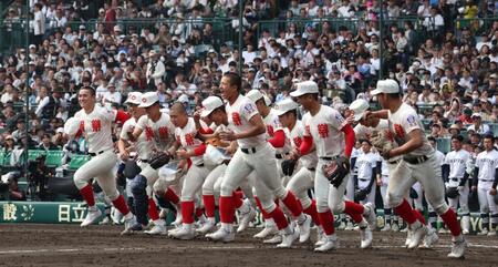 中京大中京に勝利し、駆け出す智弁学園ナイン（撮影・中田匡峻）