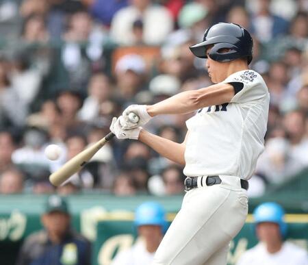 ２晄大阪桐蔭無死、中前打を放つ大阪桐蔭・中村勇斗（撮影・中田匡峻）