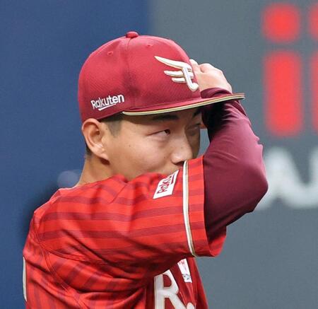 １回、西川に適時打を打たれ汗をぬぐう藤原（撮影・立川洋一郎）