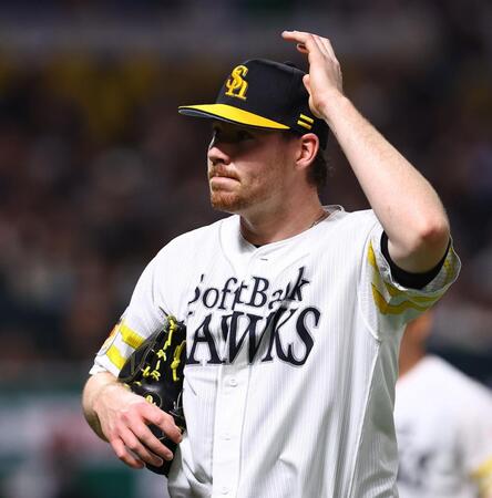 ２回、逆転を許し、肩を落としながらベンチに戻るスチュワート・ジュニア（撮影・中島達哉）