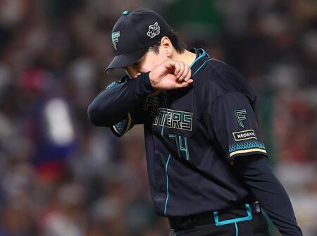 【写真】汗だくでベンチ裏へ向かう有原　背中を優しくたたいて労う新庄監督