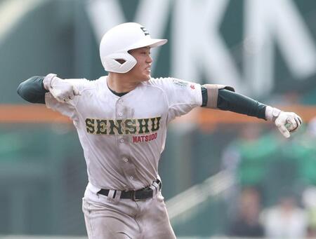 ８回、レフトへ同点適時二塁打を放ち、拳を握る専大松戸・苅部礼翔（撮影・中田匡峻）