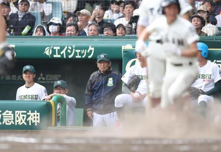 ７回、大阪桐蔭・中西佳虎の勝ち越し適時打を浴び、生還した走者を呆然と見つめる専大松戸・持丸修一監督（撮影・中田匡峻）