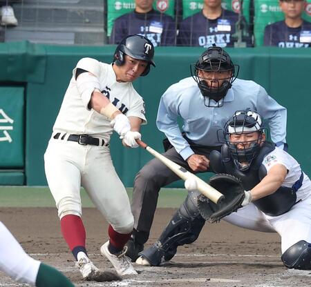 ７回、勝ち越し打を放つ大阪桐蔭・中西佳虎（撮影・西田忠信）