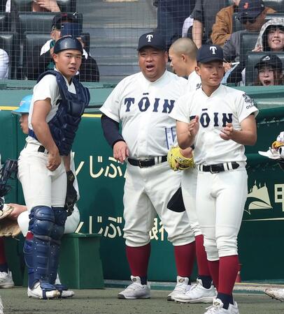 ２回の守備を終えた選手に声をかける大阪桐蔭・西谷浩一監督（中央）＝撮影・西田忠信