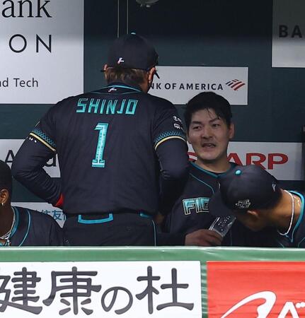 ６回裏終了後、有原（右）に声を掛ける新庄監督（撮影・中島達哉）