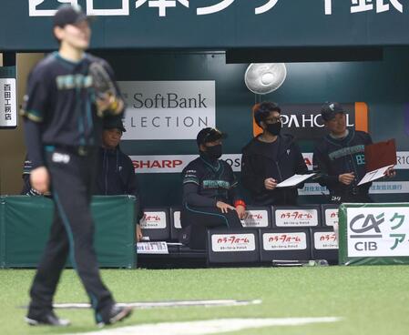 ３回、戦況を見つめる新庄監督（左は追加点を許した有原）＝撮影・中島達哉