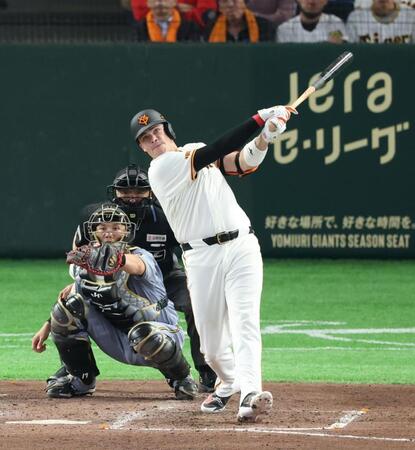 ５回、同点２ランを放つダルベック（撮影・金田祐二）