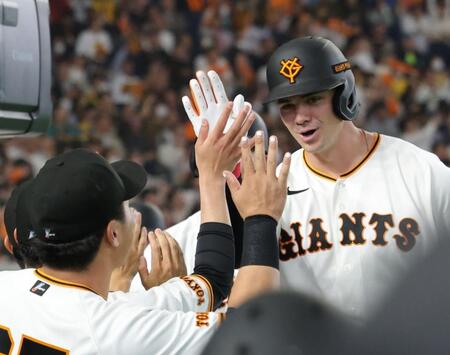 ５回、２ランを放ち、タッチを交わすダルベック（撮影・西岡正）