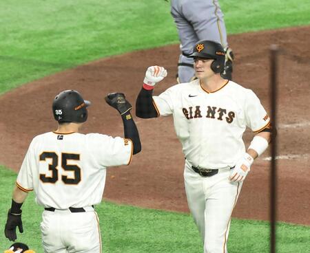 ５回、左中間に２ランを放ち生還するダルベック（撮影・佐々木彰尚）