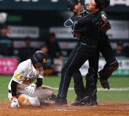 ２回、川瀬（左）が本塁にヘッドスライディングで生還した際に激突する田宮（中央）と有原（撮影・中島達哉）