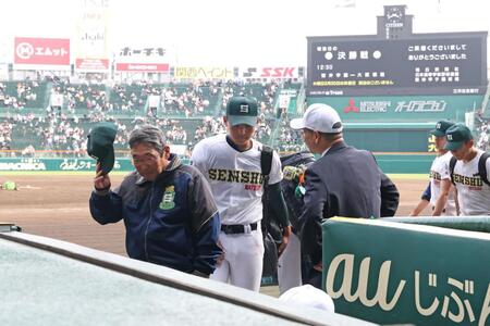 大阪桐蔭に敗れ、準決勝敗退となった（左から）専大松戸・持丸修一監督、専大松戸・門倉昂大はグラウンドを後にする（撮影・中田匡峻）