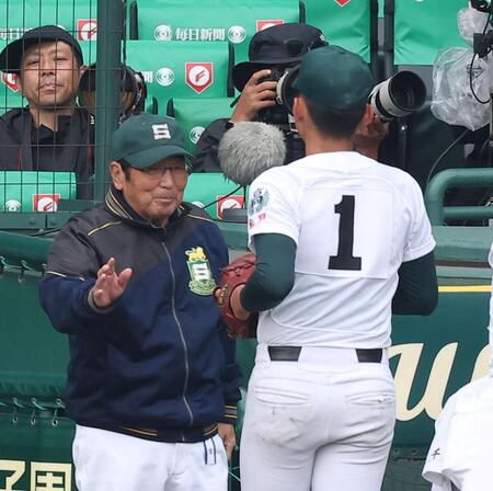 ６回を終え、専大松戸・門倉昂大（右）を迎える専大松戸・持丸修一監督（撮影・西田忠信）