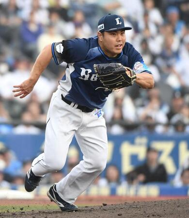 ８回、藤原の打球をグラブに当て、ボールを追う平良（撮影・佐藤厚）