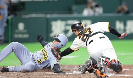 ８回、木浪の内野安打で生還する坂本（撮影・西岡正）