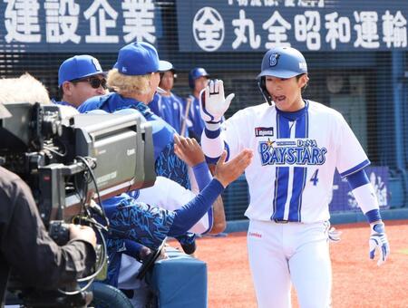 １回、先制本塁打を放った度会（右端）＝撮影・石井剣太郎