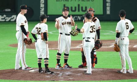 ８回、マウンドで指示を出す阿部監督（撮影・金田祐二）