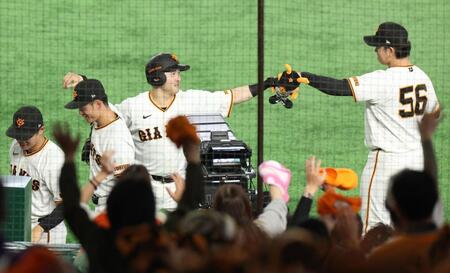 ７回、ソロを放ちベンチ前でナインに出迎えられる巨人・泉口友汰＝東京ドーム（撮影・佐々木彰尚）