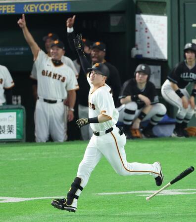 ７回、右越えに勝ち越しソロを放つ泉口。後方左は阿部監督（撮影・金田祐二）