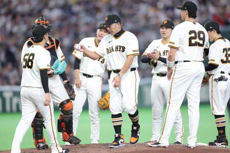 ８回、投手交代で船迫（５８）にボールを託す阿部監督（中央）＝撮影・西岡正