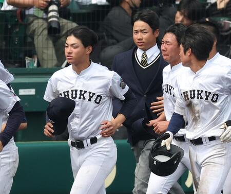 敗戦後、スタンドへあいさつに向かう中京大中京・安藤歩叶（左）ら＝甲子園（撮影・西田忠信）